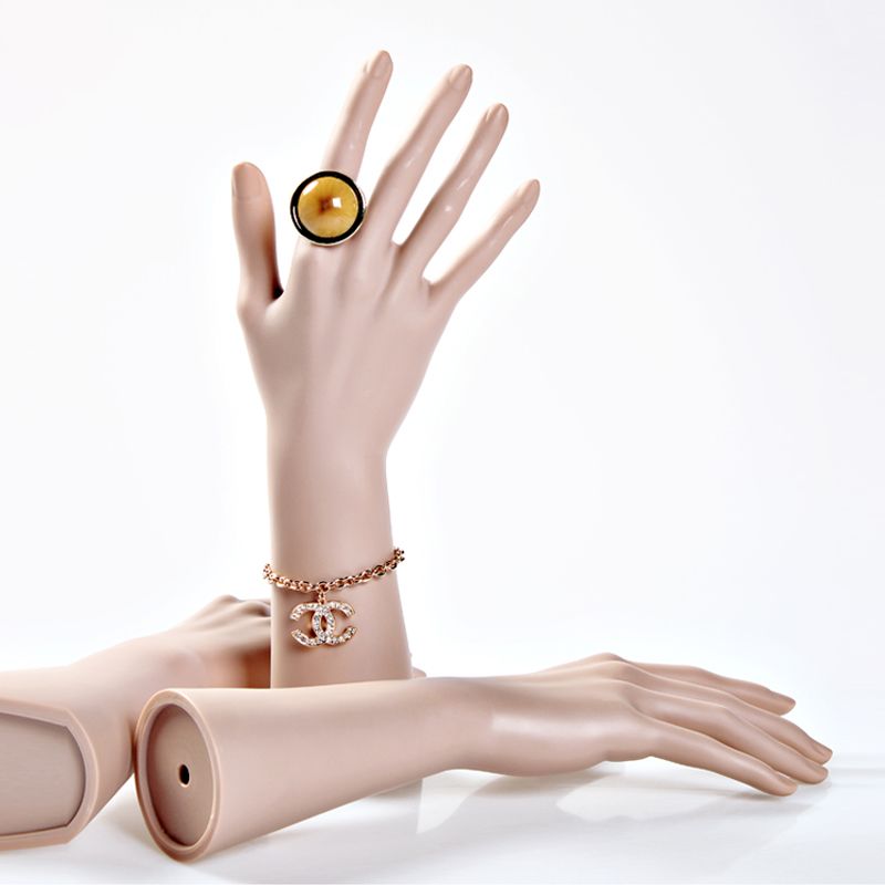 Manos de Maniquí Femeninas Irr - Body Jewelry Plus reseña y precio