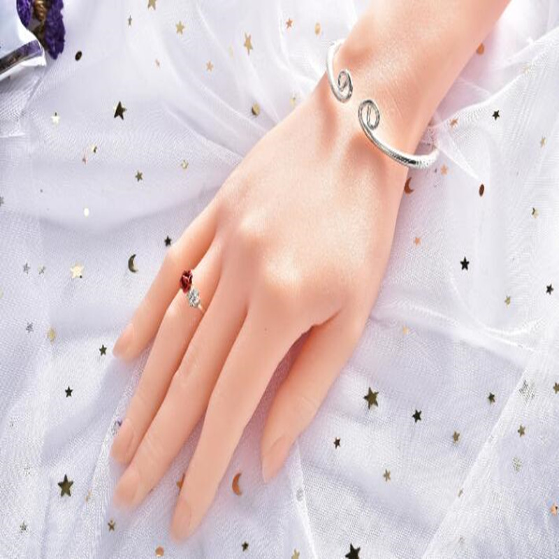 Maniquí de mano femenino real  - Body Jewelry Plus reseña y precio