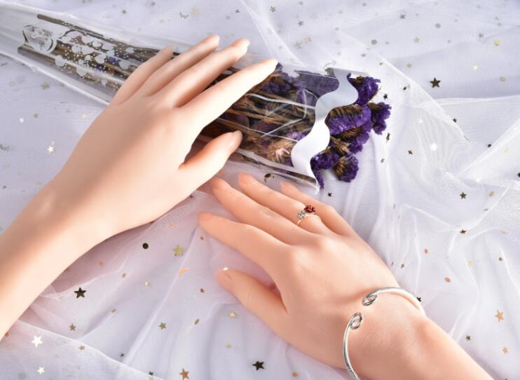 Maniquí de mano femenino real  - Body Jewelry Plus reseña y precio
